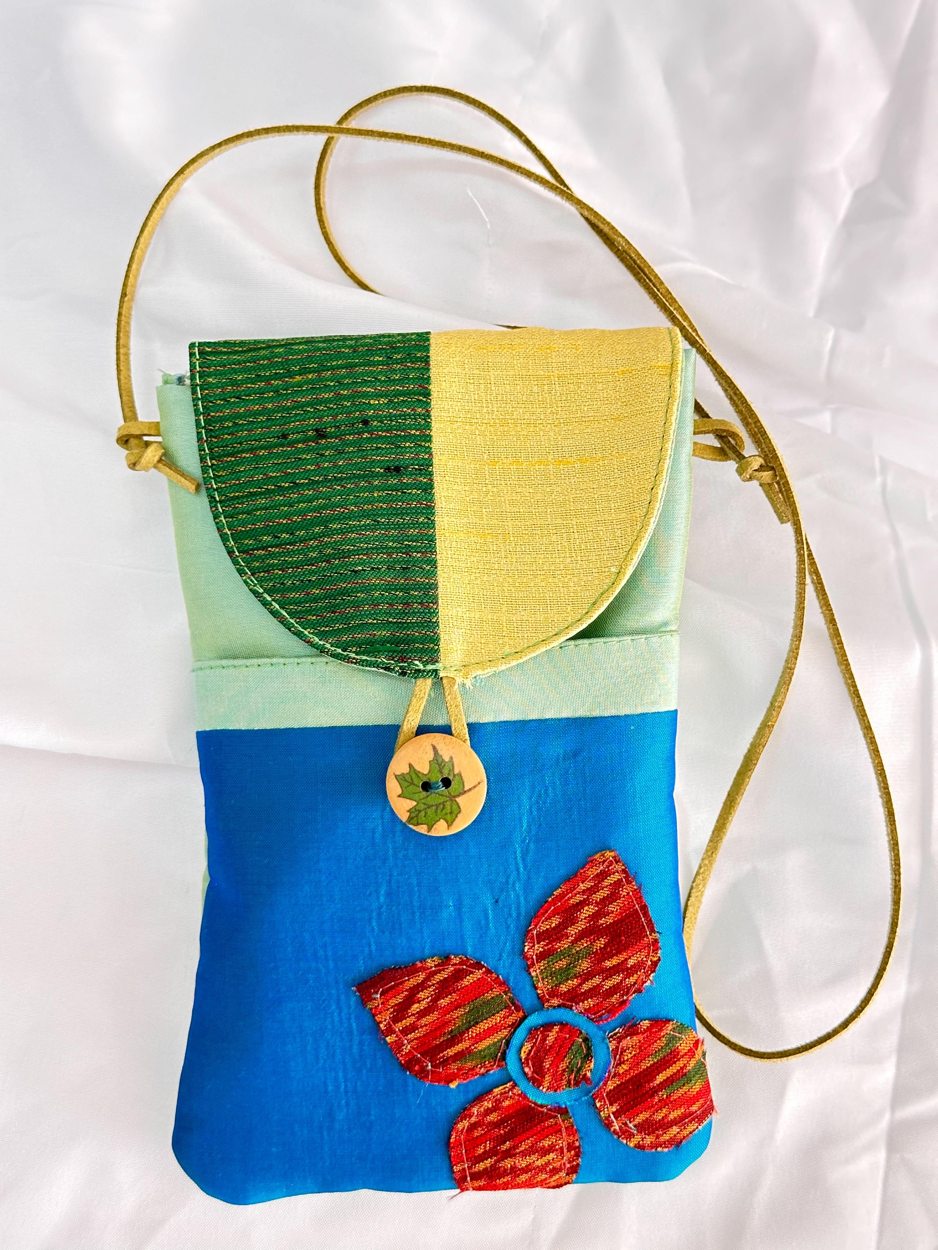 Pre-order 15 วัน กระเป๋าใส่โทรศัพท์มือถือ ไหมแท้ ขนาด 10.5ซม.x17ซม. คละสี คละลาย รหัส GM-ST-0229671