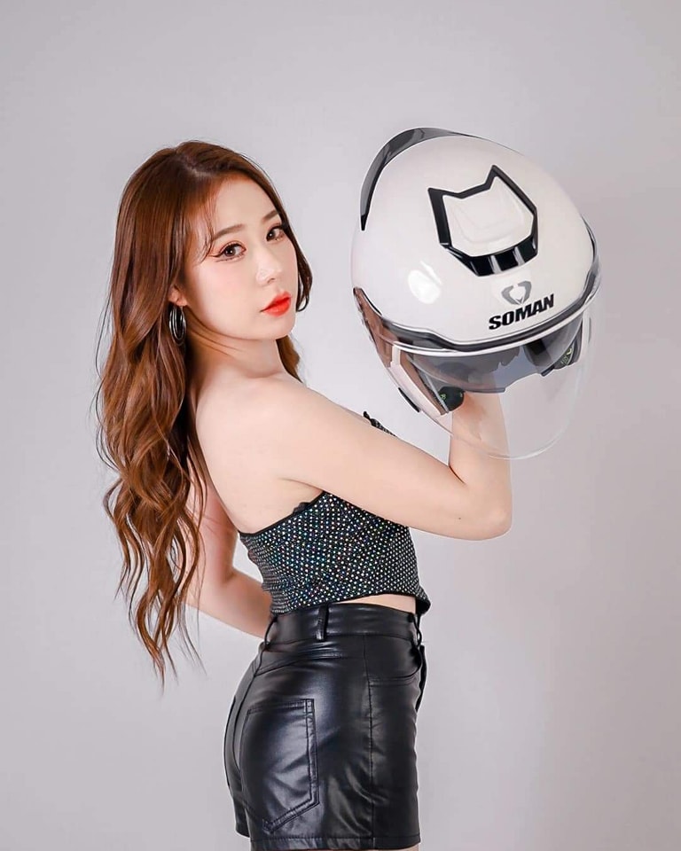 SOMAN - หมวกกันน็อคเปิดหน้า มีแว่นกันแดดในตัว ฟรี!! บลูทูธติดหมวก SM-527 สีขาว