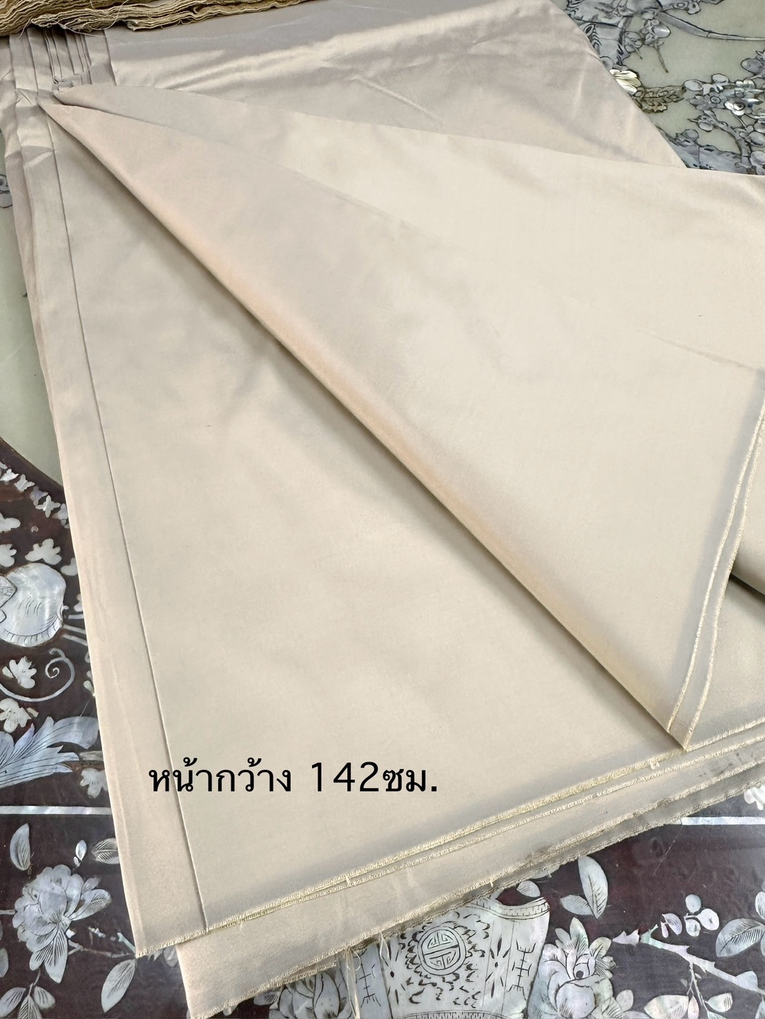 ผ้าไหมสีพื้น รุ่นเพชร เนื้อเรียบ หน้ากว้าง 142ซม. ไหมแท้ สีครีมเทาอ่อน (ราคาต่อหลา) รหัส C-0729671