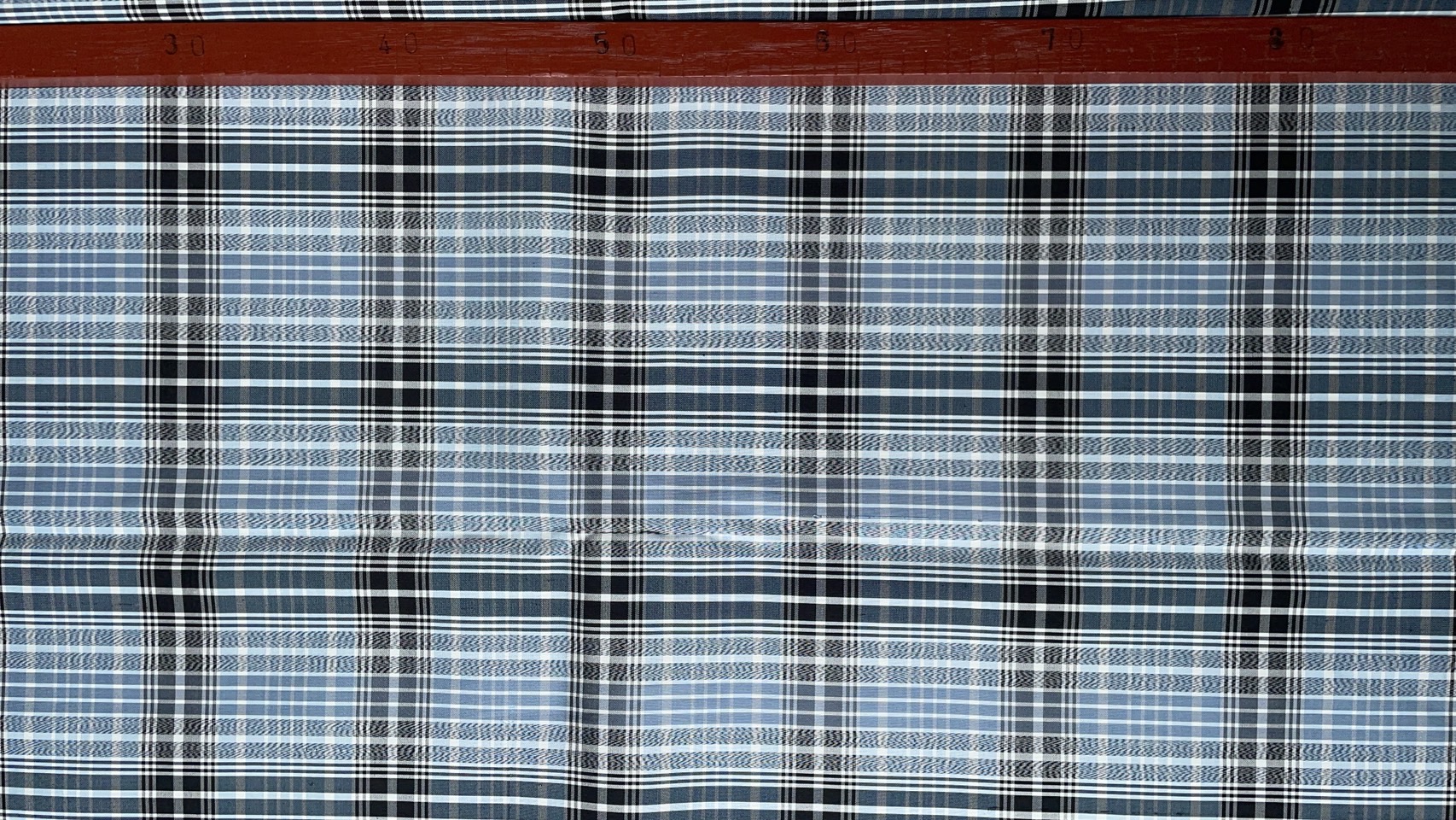 ผ้าไหมลายสก็อต เนื้อเรียบ สีขาวสลับดำ ตัดขายเป็นเมตร รหัส A8-76-P4612