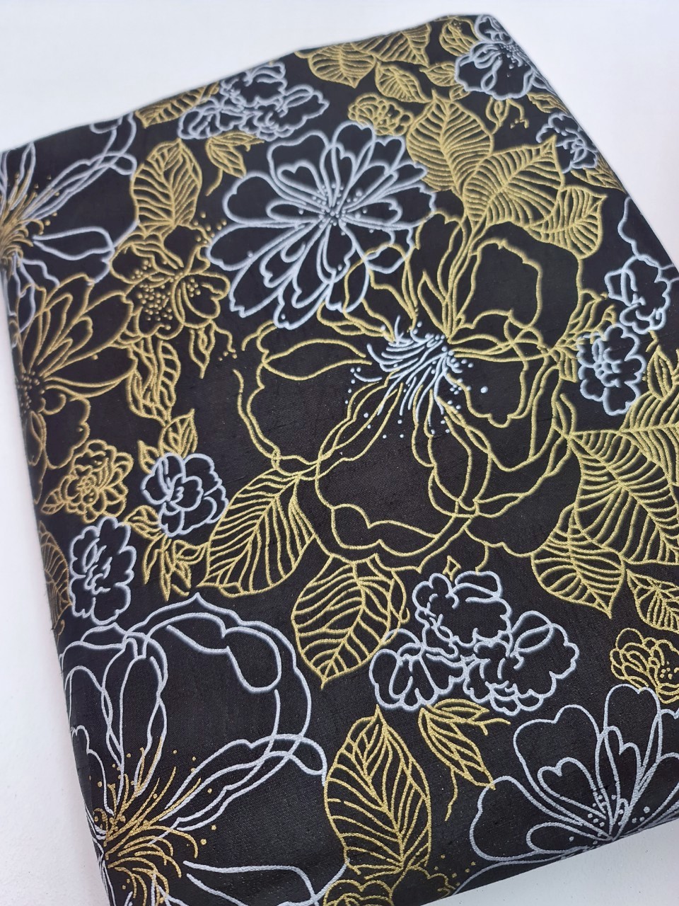 ผ้าไหมพิมพ์ลาย เนื้อหยาบ ขายตามความยาวเมตร ลายดอกไม้ พื้นสีดำ รหัส A4-119-0719686