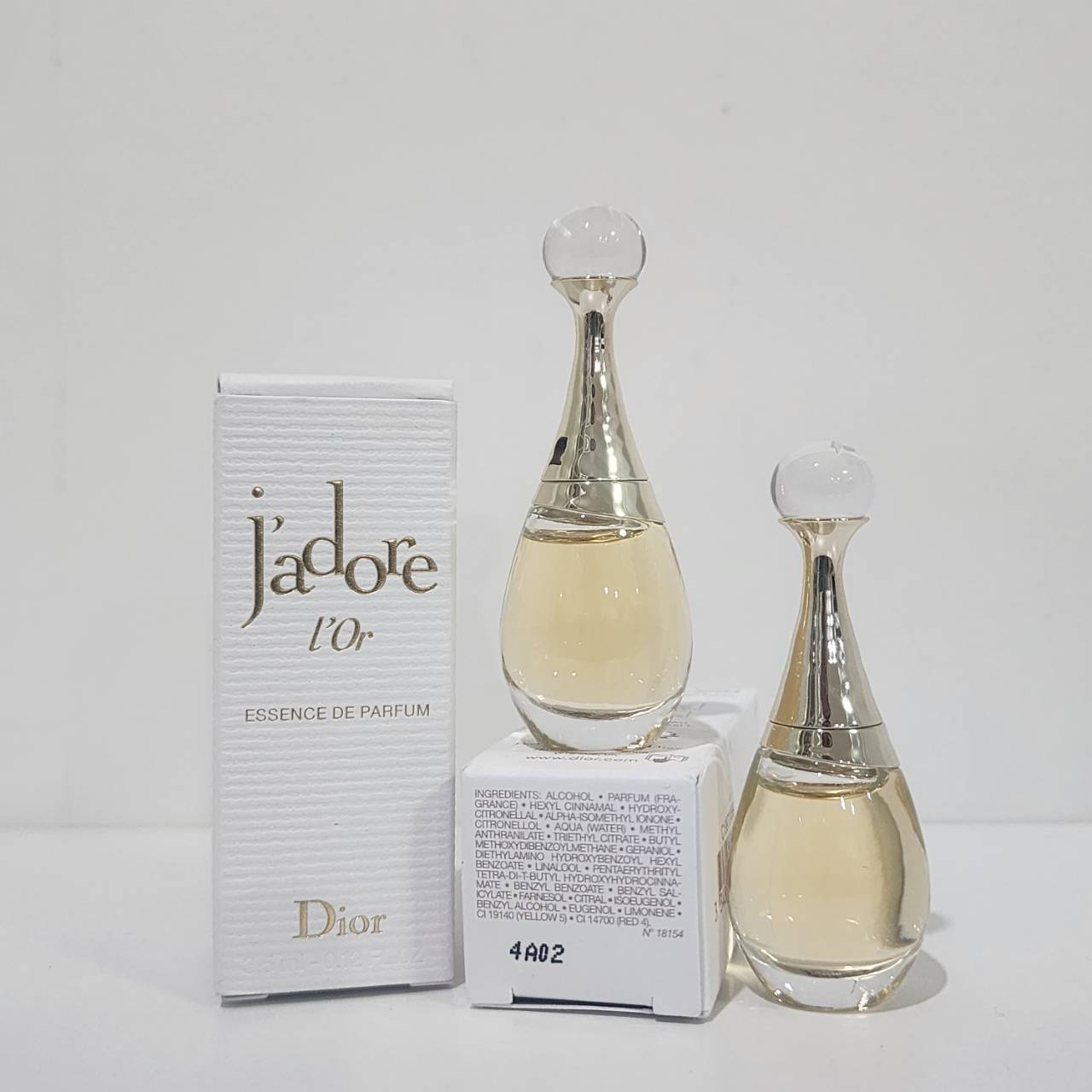 น้ำหอมจิ๋วมินิ Dior Jadore L'or Essence de Parfum 3.5mlแบบแต้มมีกล่อง ( Mini Perfume น้ำหอมขนาดพกพา) น้ำหอมจิ๋วมินิ ขวดน่ารัก ตั้งโชว์ก็สวย พกพาก็สะดวก หัวแต้มตามจุดชีพจร