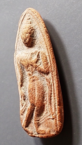 พระกรุลานดอกไม้ เนื้อดิน สุโขทัย พิมพ์ลีลา