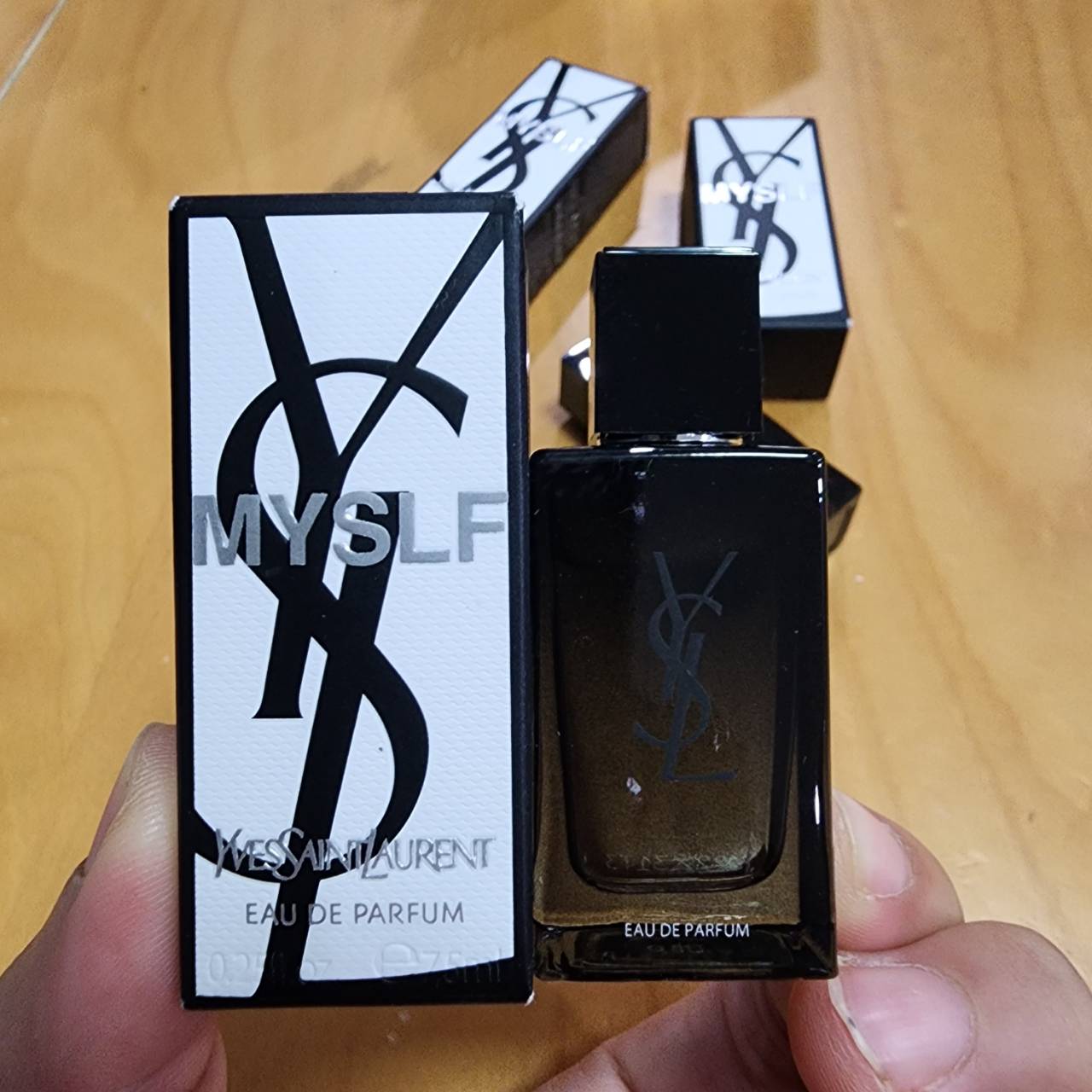 น้ำหอมจิ๋วมินิ YSL MYSLF Eau de Parfum 7.5ml แบบแต้มมีกล่อง ( Mini Perfume น้ำหอมขนาดพกพา) น้ำหอมจิ๋วมินิ ขวดน่ารัก ตั้งโชว์ก็สวย พกพาก็สะดวก หัวแต้มตามจุดชีพจร