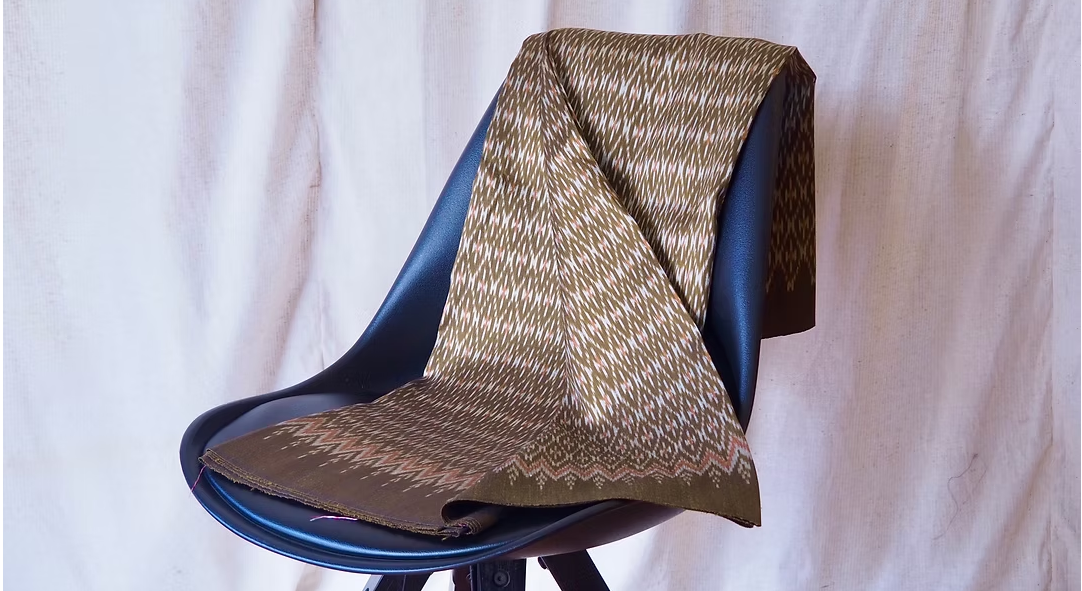 ซิ่น ผ้าไหมมัดหมี่ ไหมบ้าน ขนาด 1x2.3หลา พื้นสีเขียวทอง รหัส CISP-CT-102584