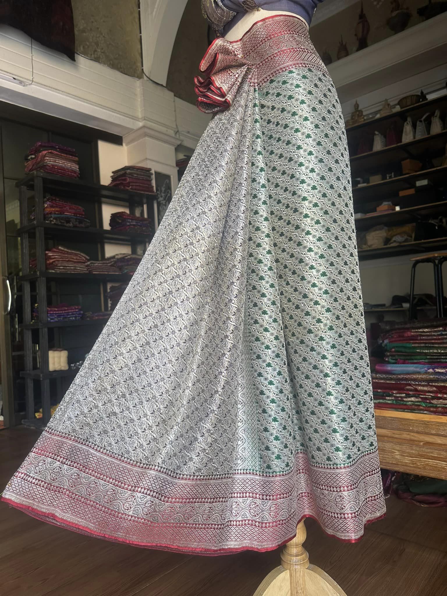 ซิ่น ผ้าปาโตล่ายกเงิน เส้นยืนไหมแท้ ขนาด 108x220ซม มีหน้านาง พื้นสีส้ม-เขียว รหัส N9-SIL0523661