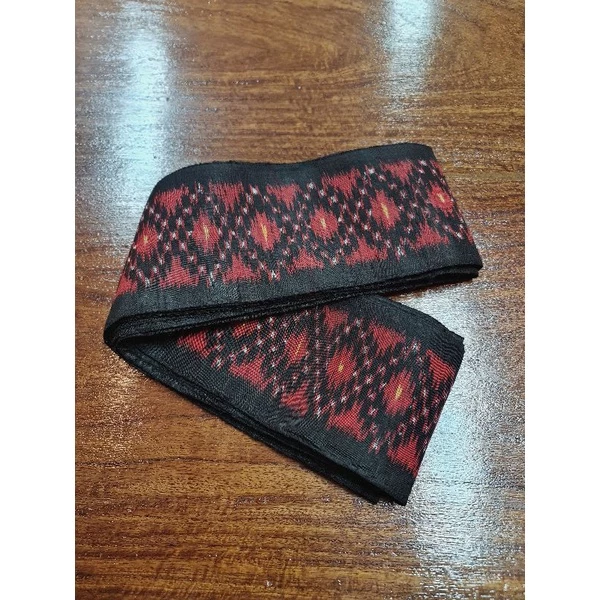 ตีนซิ่นลายมัดหมี่ ไหมแท้ ทอมือ ขนาด 4.5นิ้วx1.9เมตร สีดำ รหัส WN-119-0507689