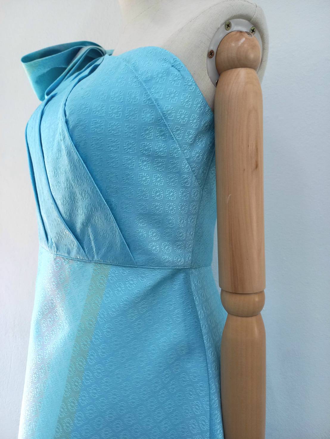 แบบตัดชุด เดรสผ้าไหม (ไม่รวมผ้า) chobmai x ARW รหัส CUT-ARW-11767