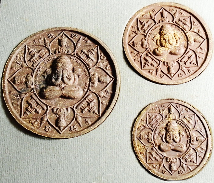 จตุคามรามเทพ รุ่น หลักเมืองมหามงคล ปี 2550 เนื้อว่านนํ้าตาล ปัดทอง ( ชุดกรรมการ)