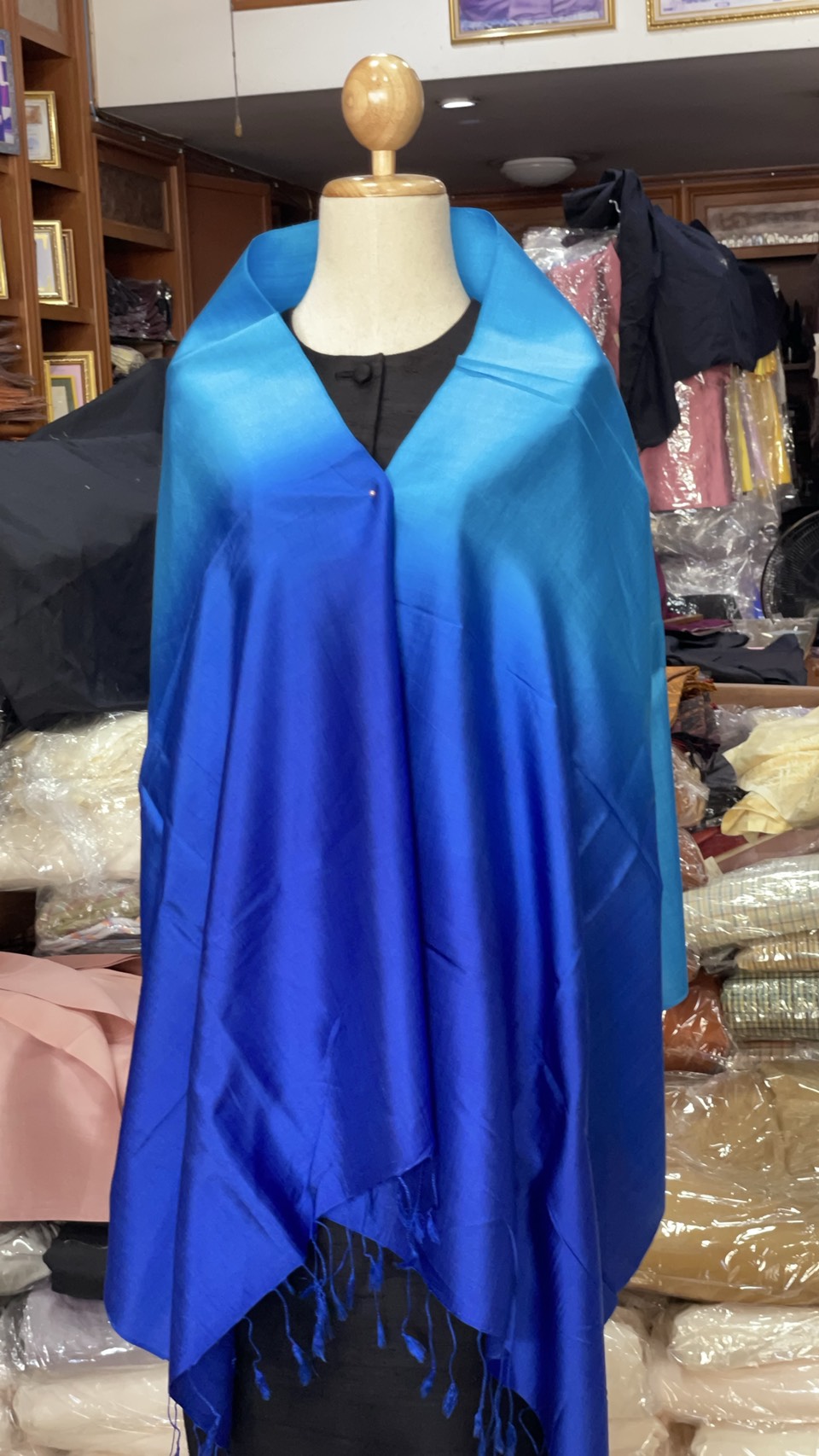 ผ้าคลุมไหล่ผ้าไหม สไลด์สี เนื้อเรียบ ขนาด 60x200ซม. สีฟ้า-สีน้ำเงิน รหัส ZYE-AA-1114680