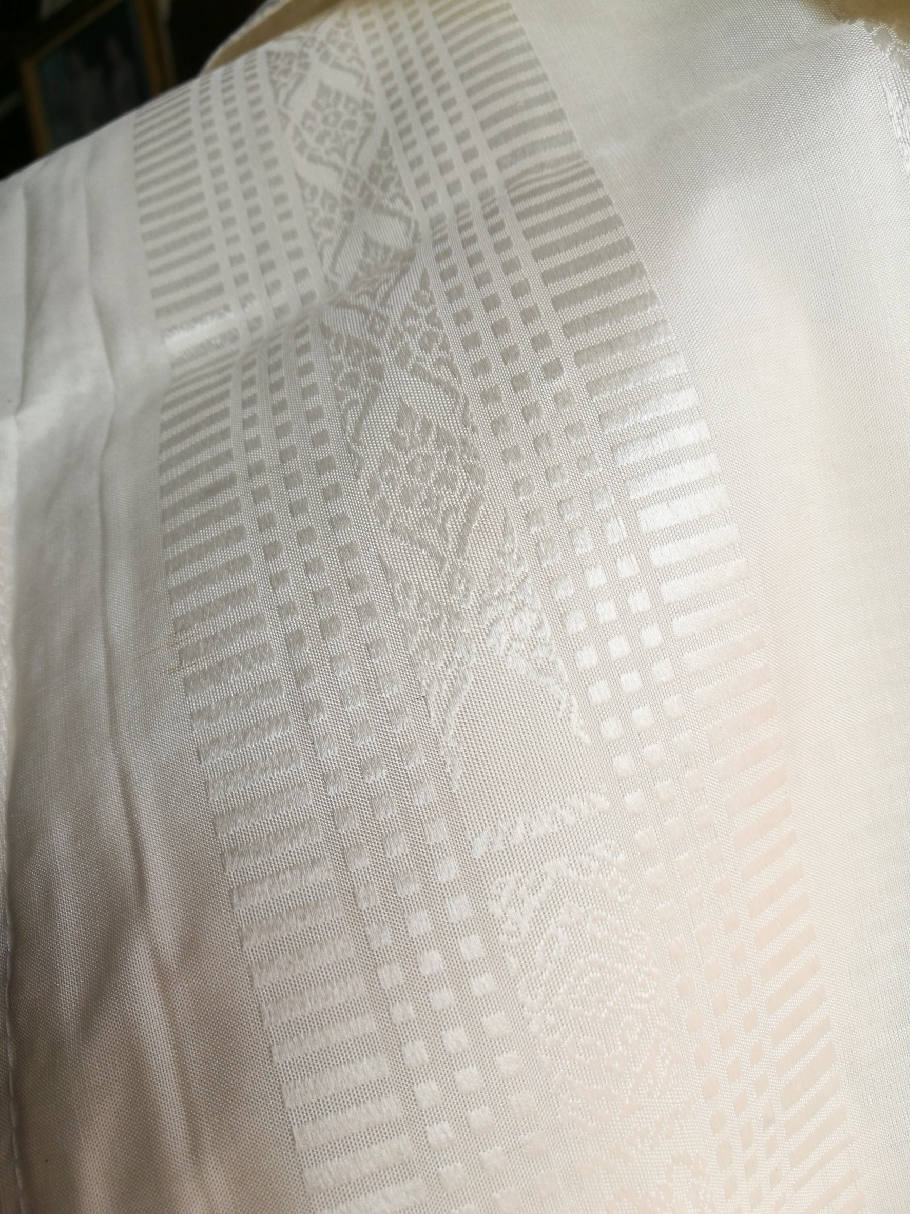 ซิ่น ผ้าไหมยกสุรินทร์ ไหมแท้ 32ตะกอ ลายกาญจนา ขนาด 1x2เมตร สีครีมขาว เชิงริ้ว N11-NY-0312671101