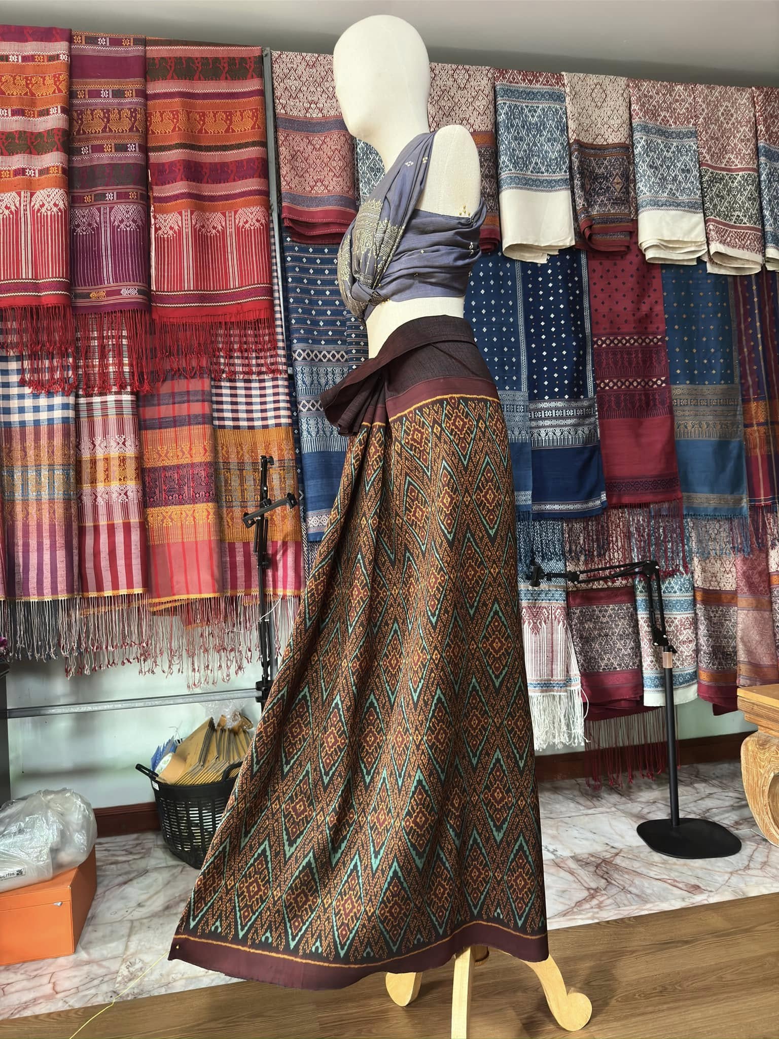 ซิ่น พระตะบอง ผ้าจามทอสามตะกอ ขนาด 118x160ซม พื้นสีน้ำตาล รหัส N9-SIL-AJ17