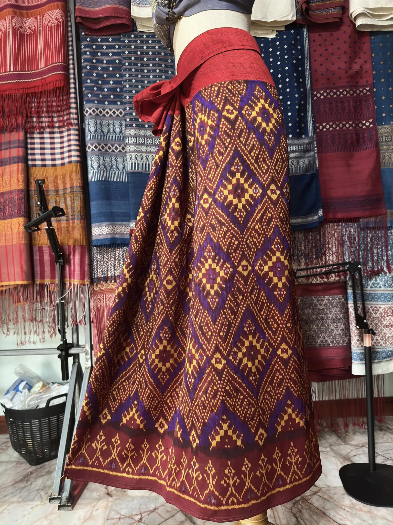 ซิ่น พระตะบอง ผ้าจามทอสามตะกอ ขนาด 105x150ซม สีแดง รหัส N9-SIL-AJ7