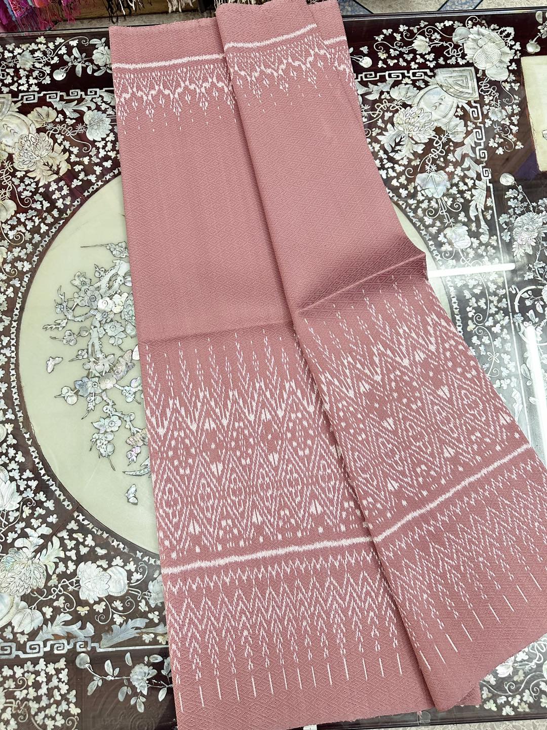 (ผ้าชุด)ผ้าไหมมัดหมี่ยกดอก 6ตะกอ (ผ้าลาย 2เมตร+สีพื้น 2เมตร) สีเฉดสีโอวัลตินโอลโรส รหัส L8A-ST-12141455