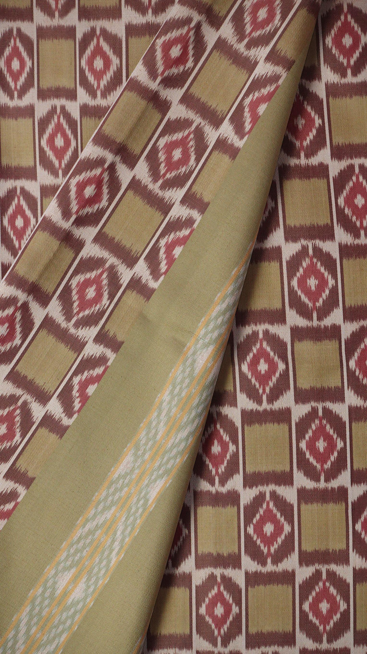 ซิ่น ผ้าไหมมัดหมี่ 3ตะกอ ทอเหยียบเหาะ มีหน้านาง ชายครุย ตรานกยูง สีธรรมชาติ ขนาด 1x2เมตร พื้นสีเขียว รหัส M3P-NY-012768144