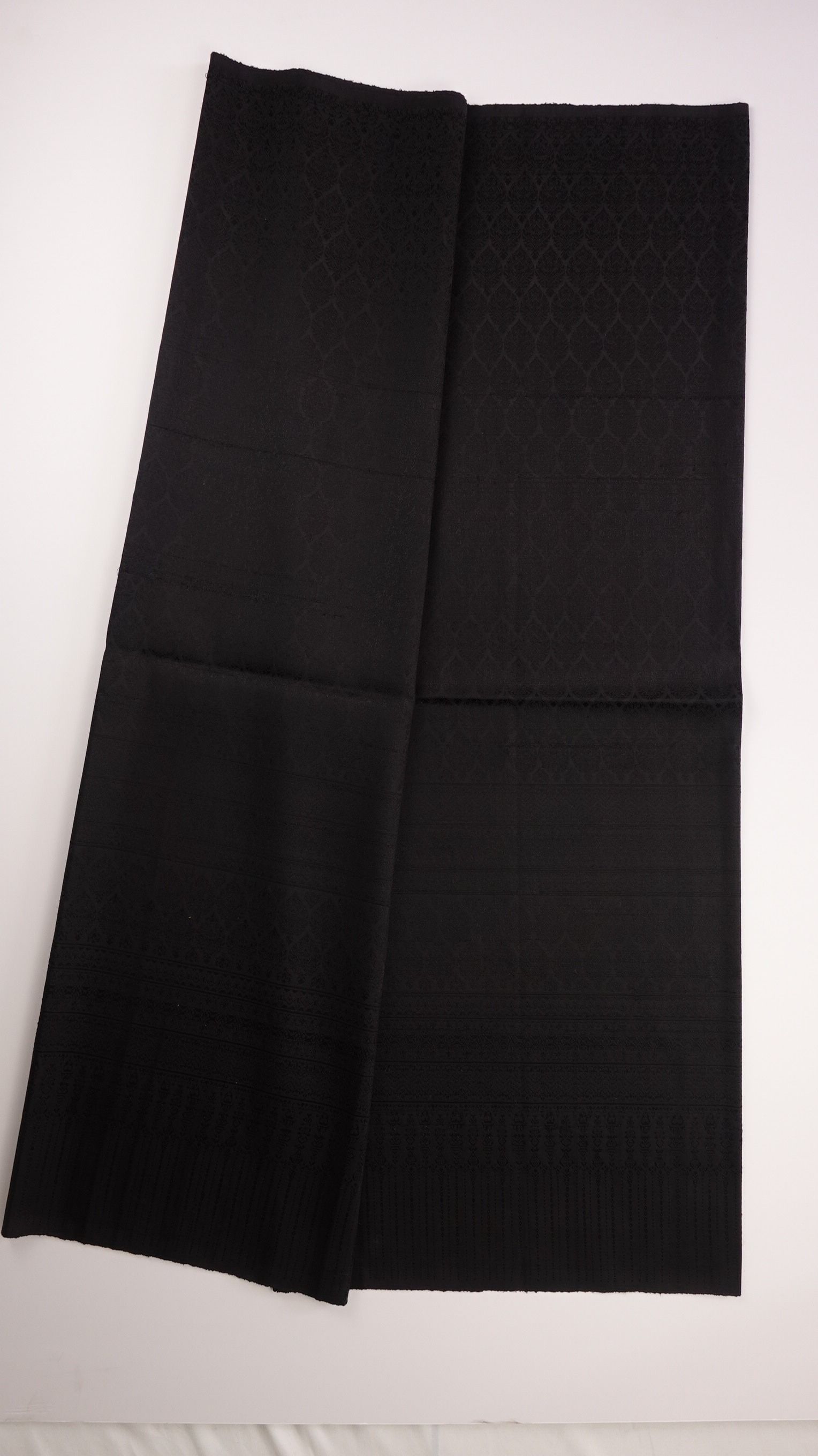 ซิ่น ผ้าไหมยกสุรินทร์ ขนาด 1x2เมตร ลายใบโพธิ สีดำสนิท รหัส N11-NY-0902675