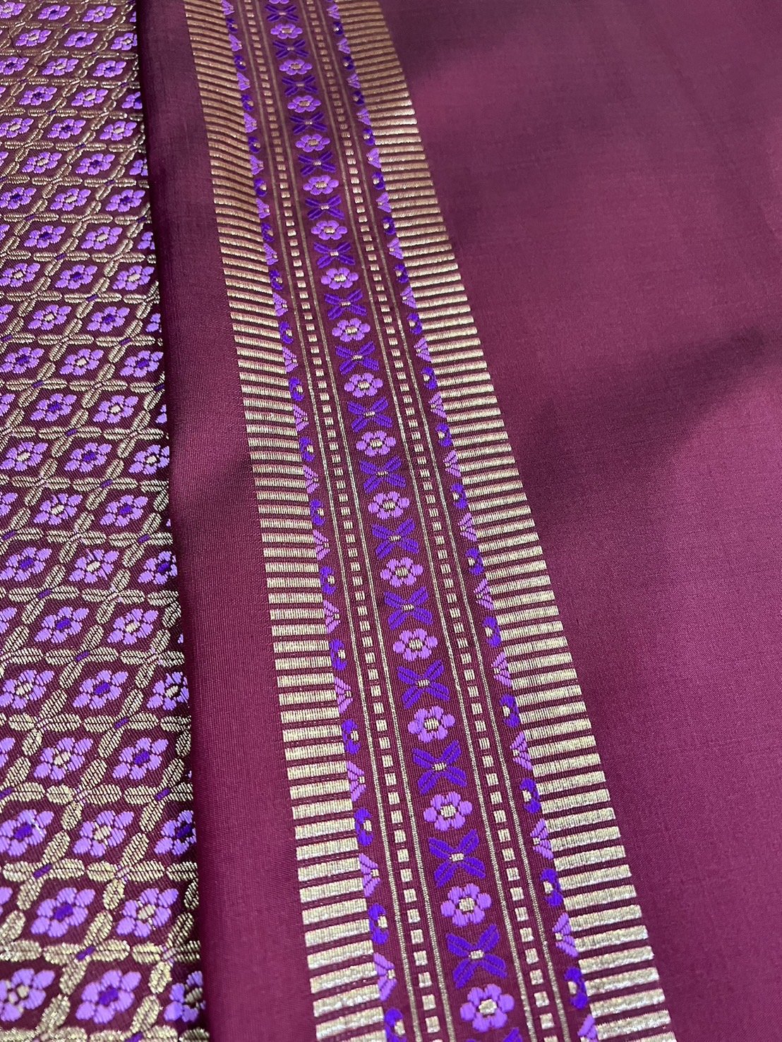 (ผ้าชุด)ผ้าไหมยกดอกลำพูน ยกดอกดิ้นเงิน ขนาด 1.03x4.37เมตร ลายดอกแก้วกัลยา พื้นสีแดง รหัส N90-29-TR0451