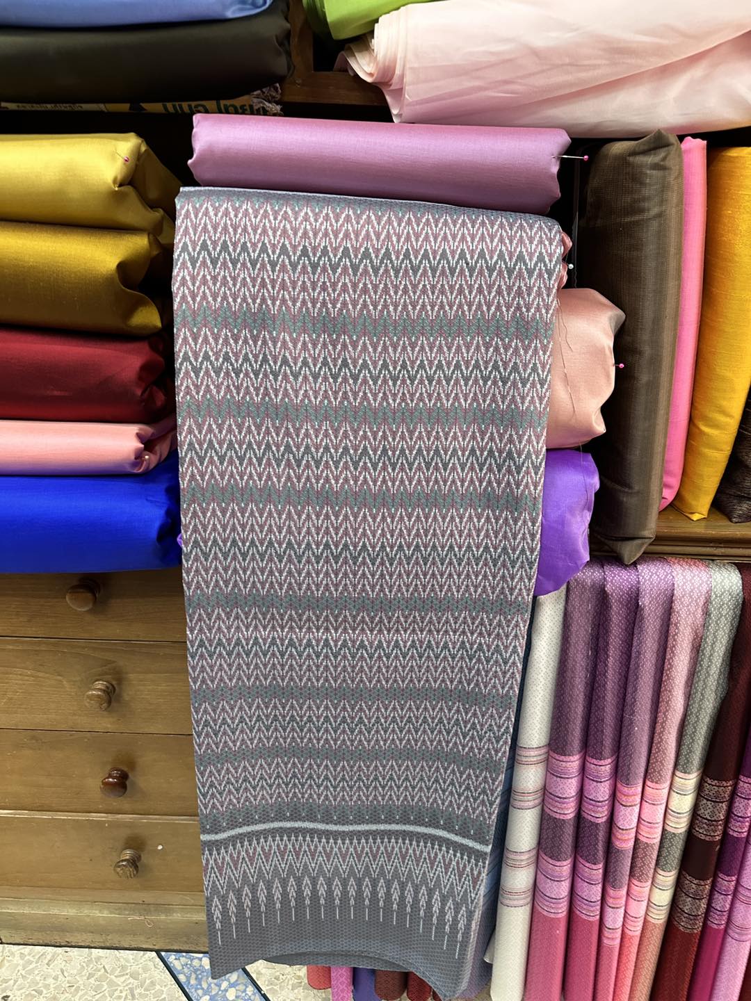 (ผ้าชุด)ผ้าไหมมัดหมี่ ยกดอกลูกแก้ว สีธรรมชาติ (ผ้าลาย 2เมตร+สีพื้น 2เมตร) เฉดสีม่วงอมเทา รหัส L8A-ST-062967101516