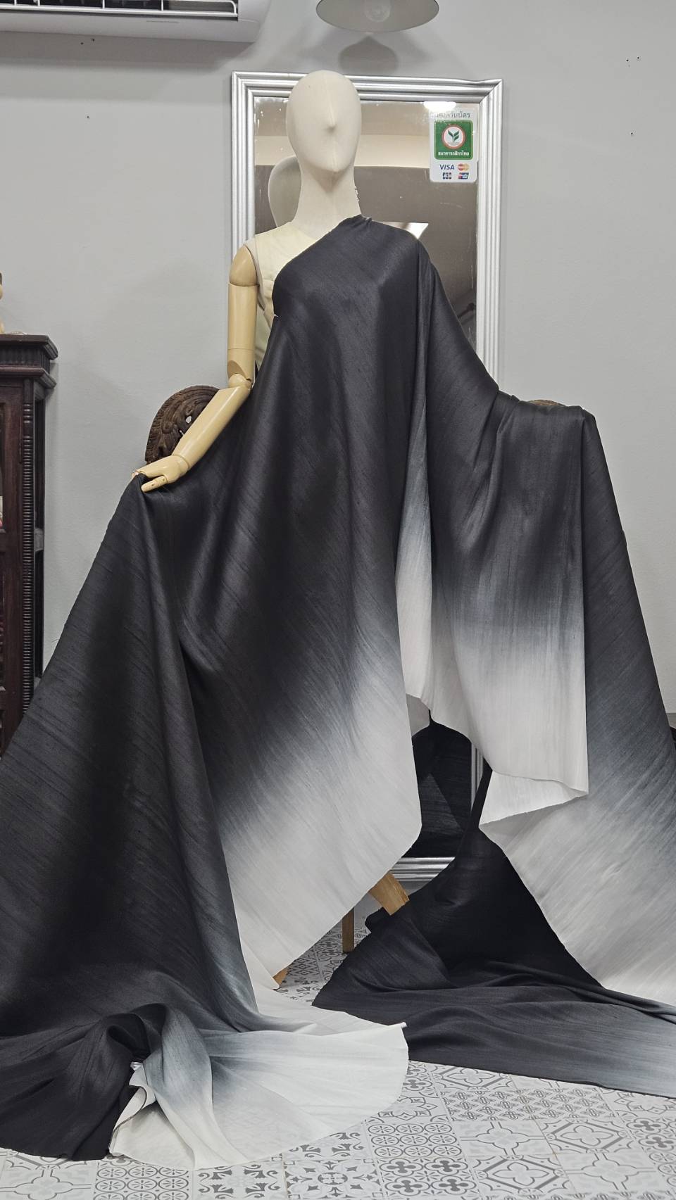 ผ้าไหมย้อมสไลด์สี ไหมบ้านทอมือ 2ตะกอ สีดำ-สีขาว เลือกขนาด รหัส BT-TT-1030682