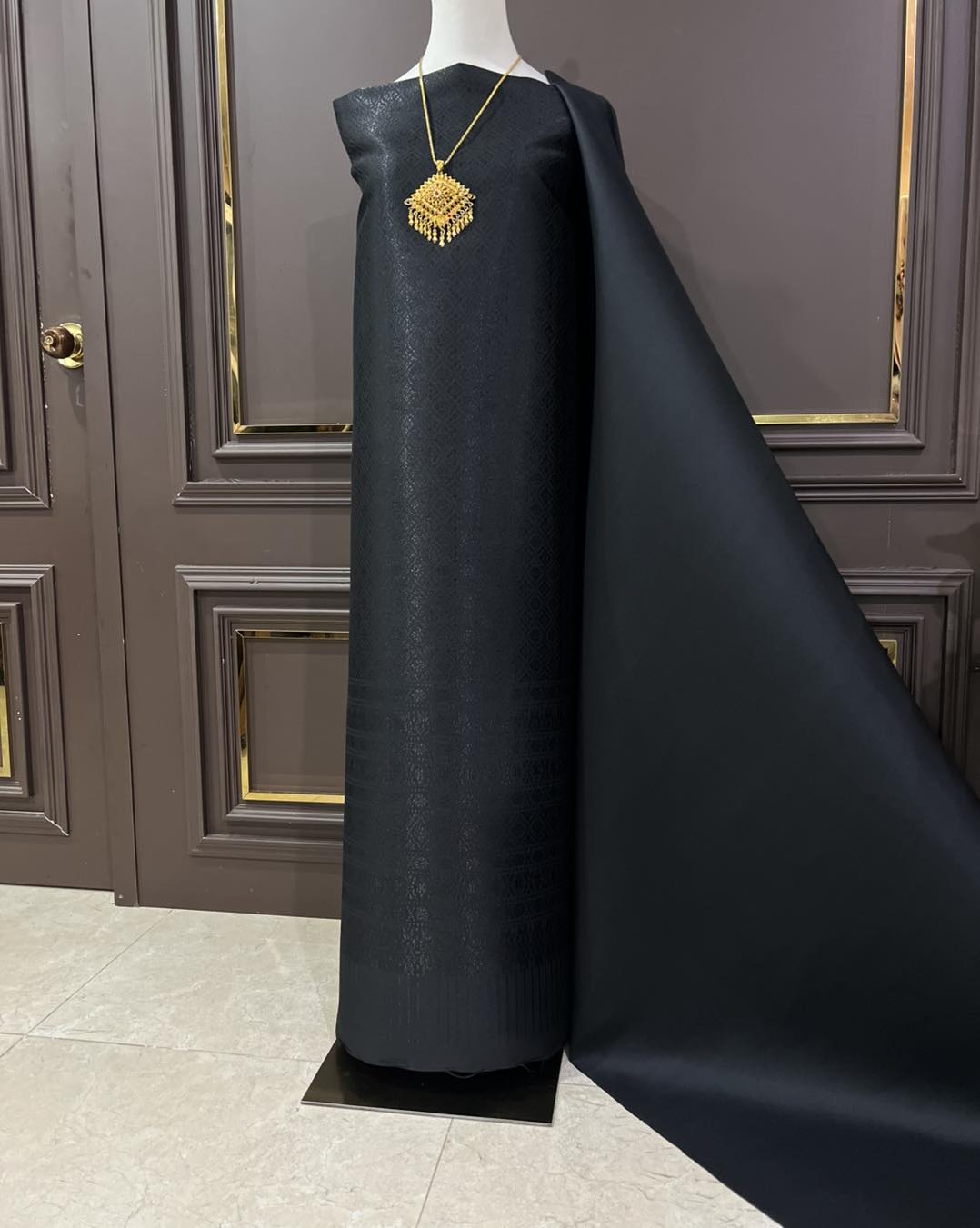 (ผ้าชุด)ผ้าไหมยกดอกลำพูน ยกดอกดิ้นดำ ขนาด 1.03x4.30เมตร ลายดาวล้อมเพชร พื้นสีดำ รหัส N90-29-TR0547