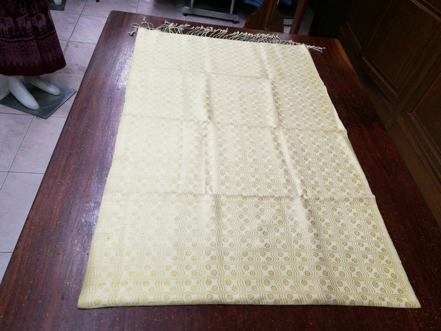 ผ้าคลุมไหล่ ไหมแท้ ยกดอกก้นหอย เนื้อหยาบนุ่ม ขนาด 60x190ซม. เฉดสีครีมเหลืองอ่อน รหัส ZYG-NY0816661712