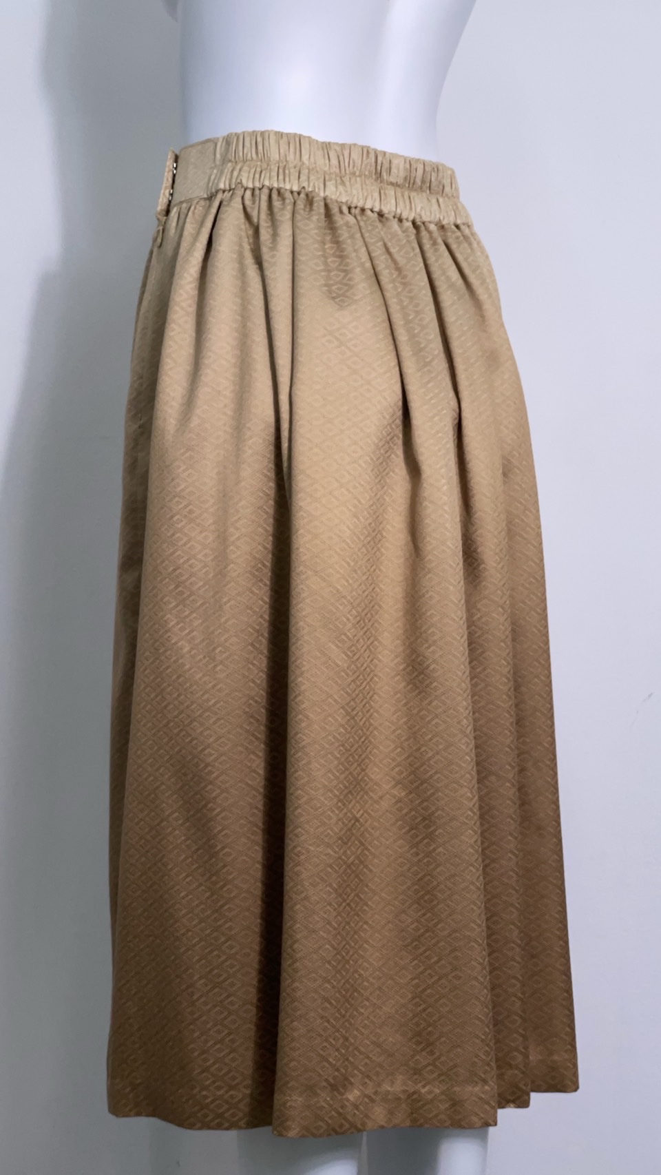 เสื้อแขนกุดยกดอกสีครีม+กระโปรงจับจีบพลีสเนื้อยกดอก | ตัดเย็บตามรูปร่าง | เลือกผ้า ส่งไซส์ได้