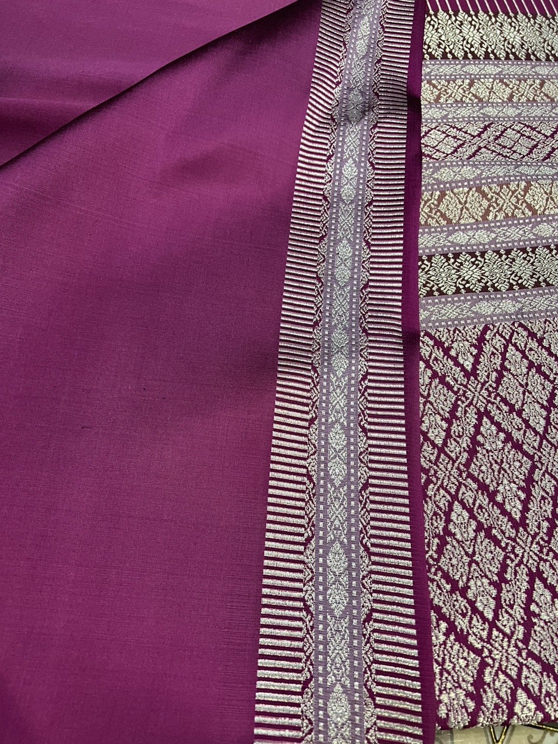 (ผ้าชุด)ผ้าไหมยกดอกลำพูน เกาะเชิงดิ้นเงิน ขนาด 1.02x4.35เมตร ลายพระราชสำนัก พื้นสีชมพูบานเย็น รหัส N90-29-TR0480