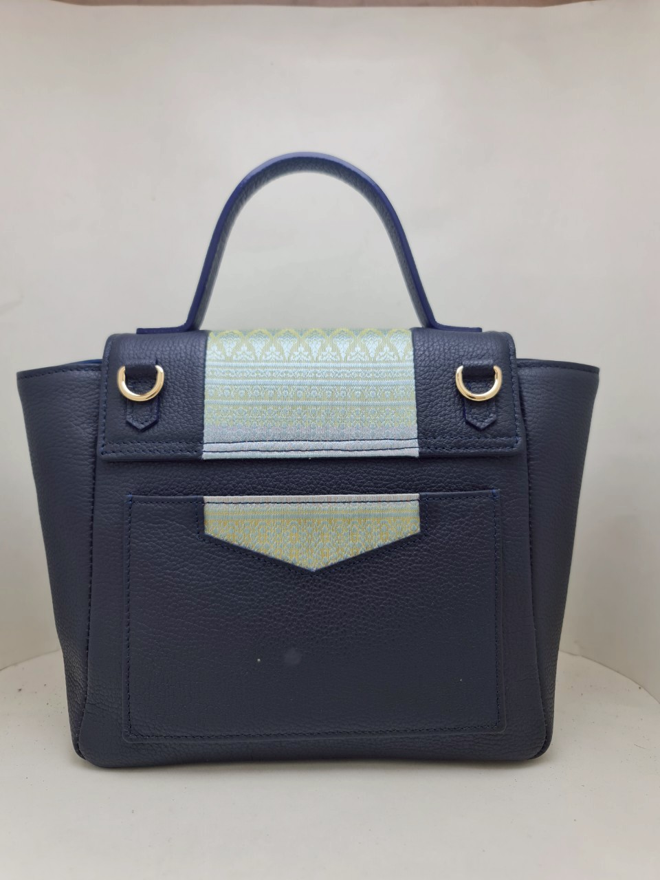 กระเป๋าหนังวัวแท้ แต่งลายผ้าไหมแท้ พร้อมสายสะพาย สีน้ำเงินกรมท่า รหัส GLA-119-0422681