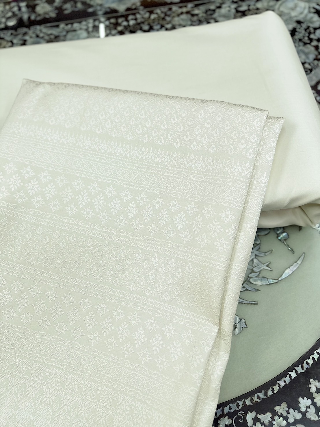 (ผ้าชุด)ไหมยกสุรินทร์ ขนาด 1x4เมตร (ลาย 2เมตร+สีพื้น 2เมตร) สีครีมขาว รหัส N10-ST-0810681