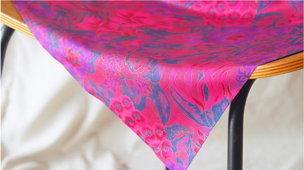 ผ้าพันคอไหมพิมพ์ลาย สี่เหลี่ยมจัตุรัส ขนาด 100x85ซม.ลายดอกไม้ สีแดงม่วง รหัส ZTG-CT-103383