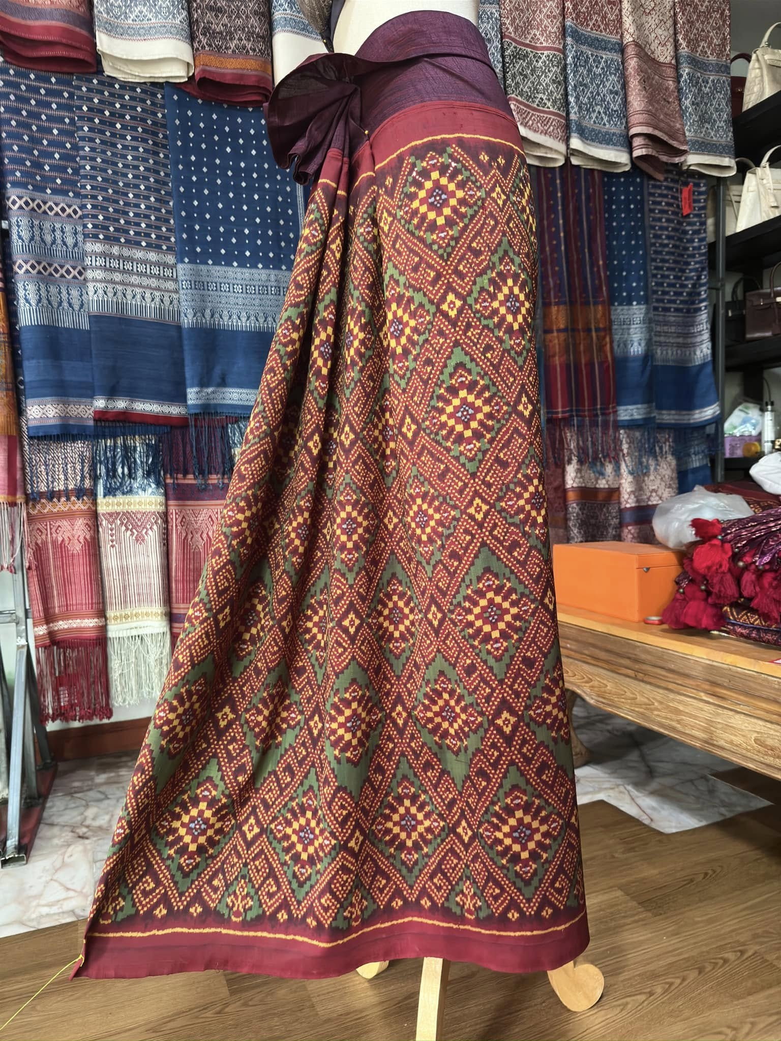 ซิ่น พระตะบอง ผ้าจามทอสามตะกอ ขนาด 115x165ซม พื้นสีม่วงแดง รหัส N9-SIL-AJ5