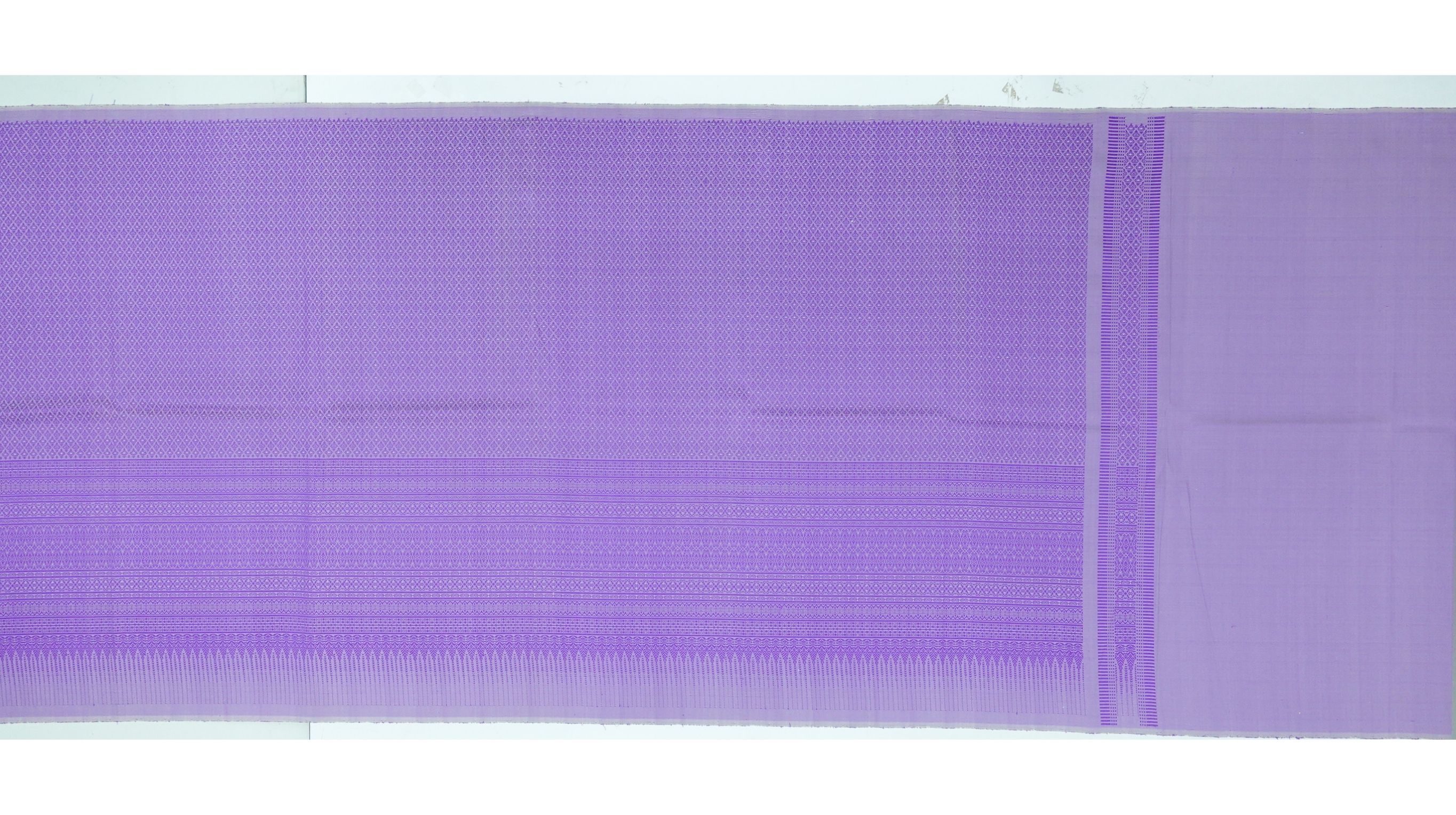 (ผ้าชุด)ไหมยกดอกสุรินทร์ ขนาด 1x4เมตร (ลาย 2เมตร+สีพื้น 2เมตร) สีม่วง รหัส N10-ME-66-0822675