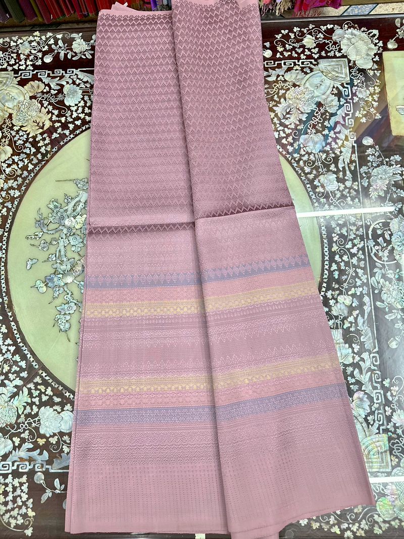 ซิ่น ผ้าไหมยกสุรินทร์ ไหมแท้ ขนาด 1x2เมตร พื้นสีชมพูกะปิอ่อน รหัส N11-ST-051968121