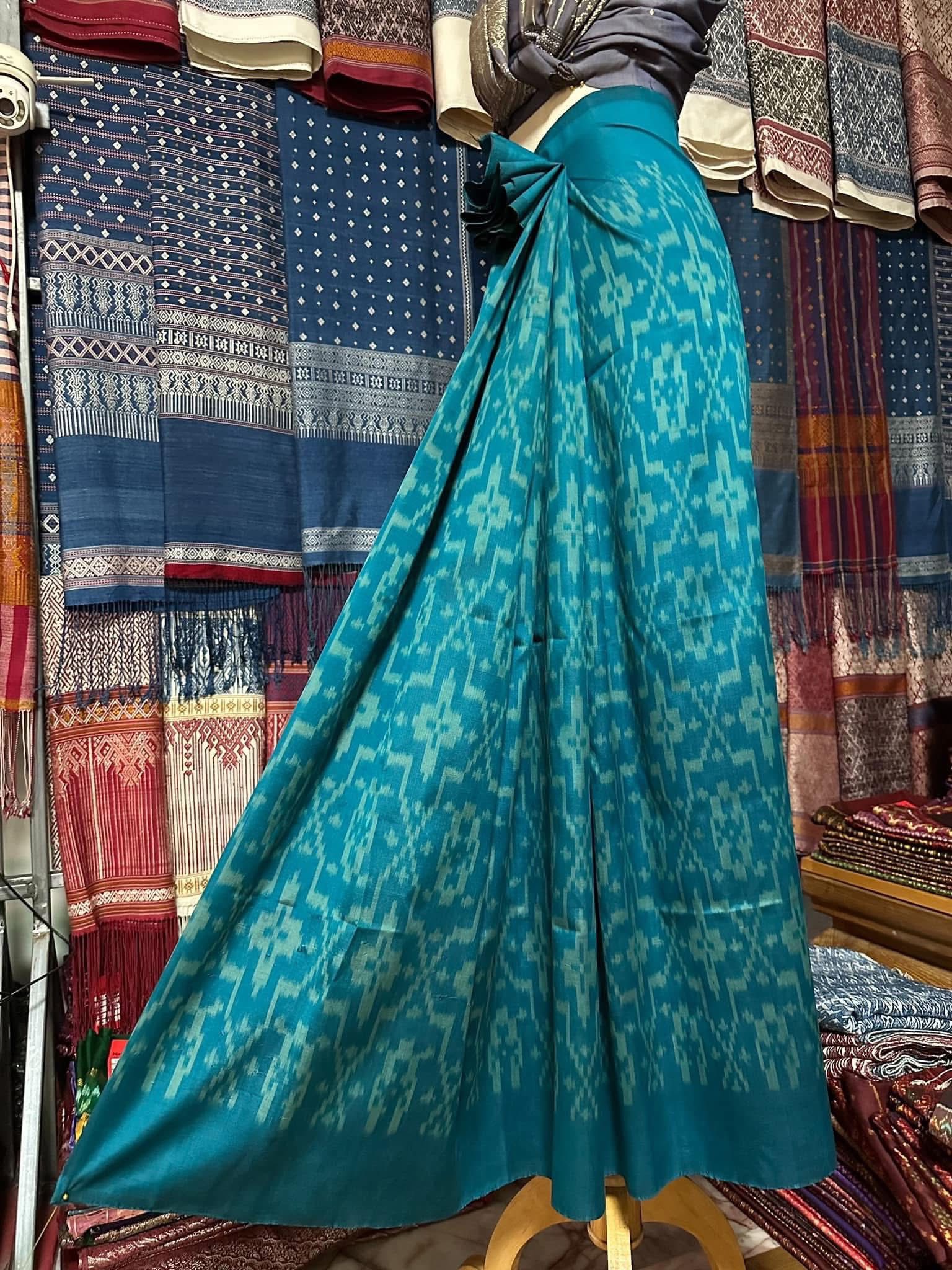 ซิ่น ไหมมัดหมี่ ผ้าปาโตล่า ขนาด 115x250ซม. ท้องผ้าสีฟ้าคราม รหัส N9-SIL-051768A26