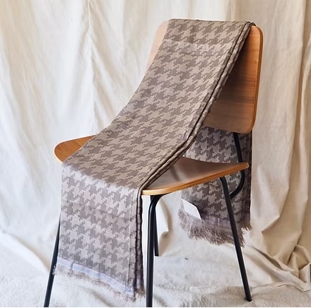 ผ้าไหมสปันซิลเกรด A+ ทอด้วยเครื่องอย่างประณีต หน้ากว้าง 148 ซม. สีครีม-สีน้ำตาล ตัดขายเป็นหลา รหัส CISP-CT-103143