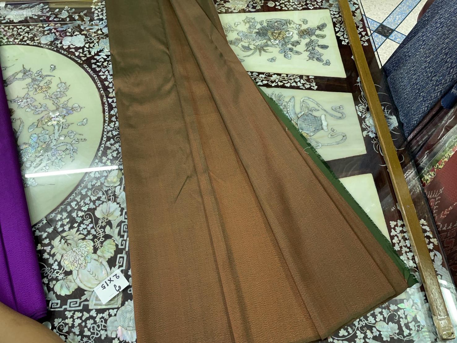 ผ้าไหมหางกระรอก กระนีว สีน้ำตาลเหลือบเขียว ตัดขายตามความยาวเมตร รหัส R1K-ST-0120682