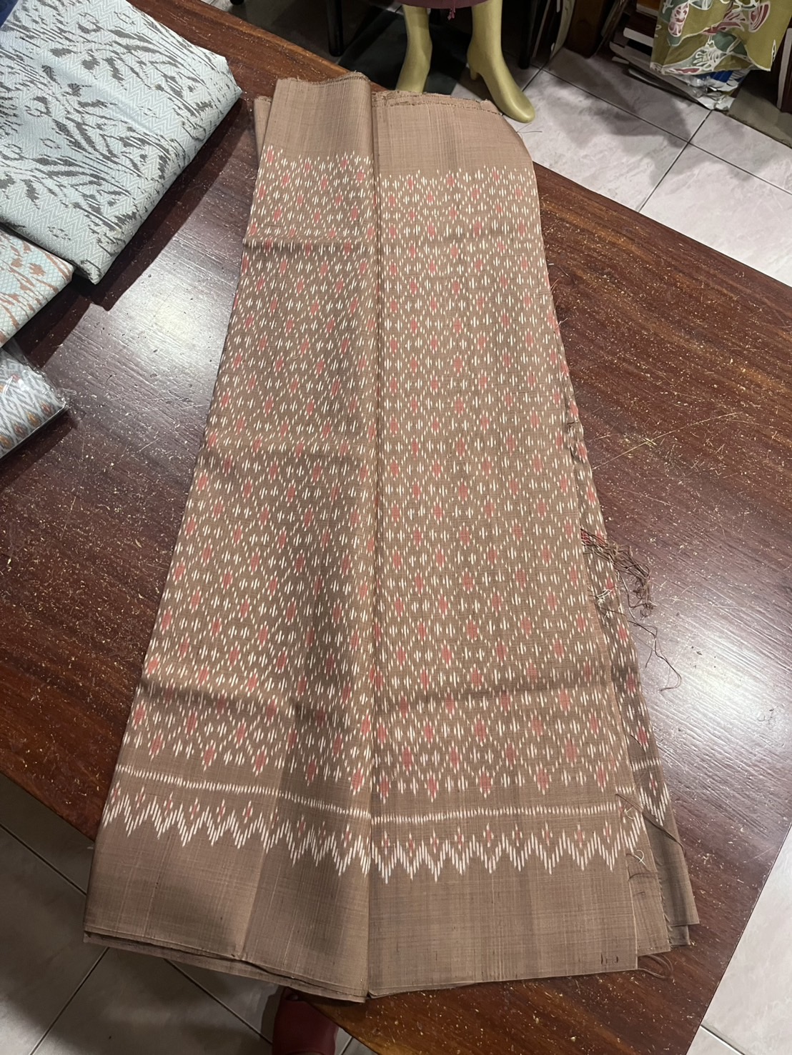 ผ้าไหมมัดหมี่ เนื้อไหมบ้าน ไหมแท้ สีธรรมชาติ สีน้ำตาลเบจธรรมชาติ ตัดขายเป็นเมตร รหัส CISP-NY-0821681