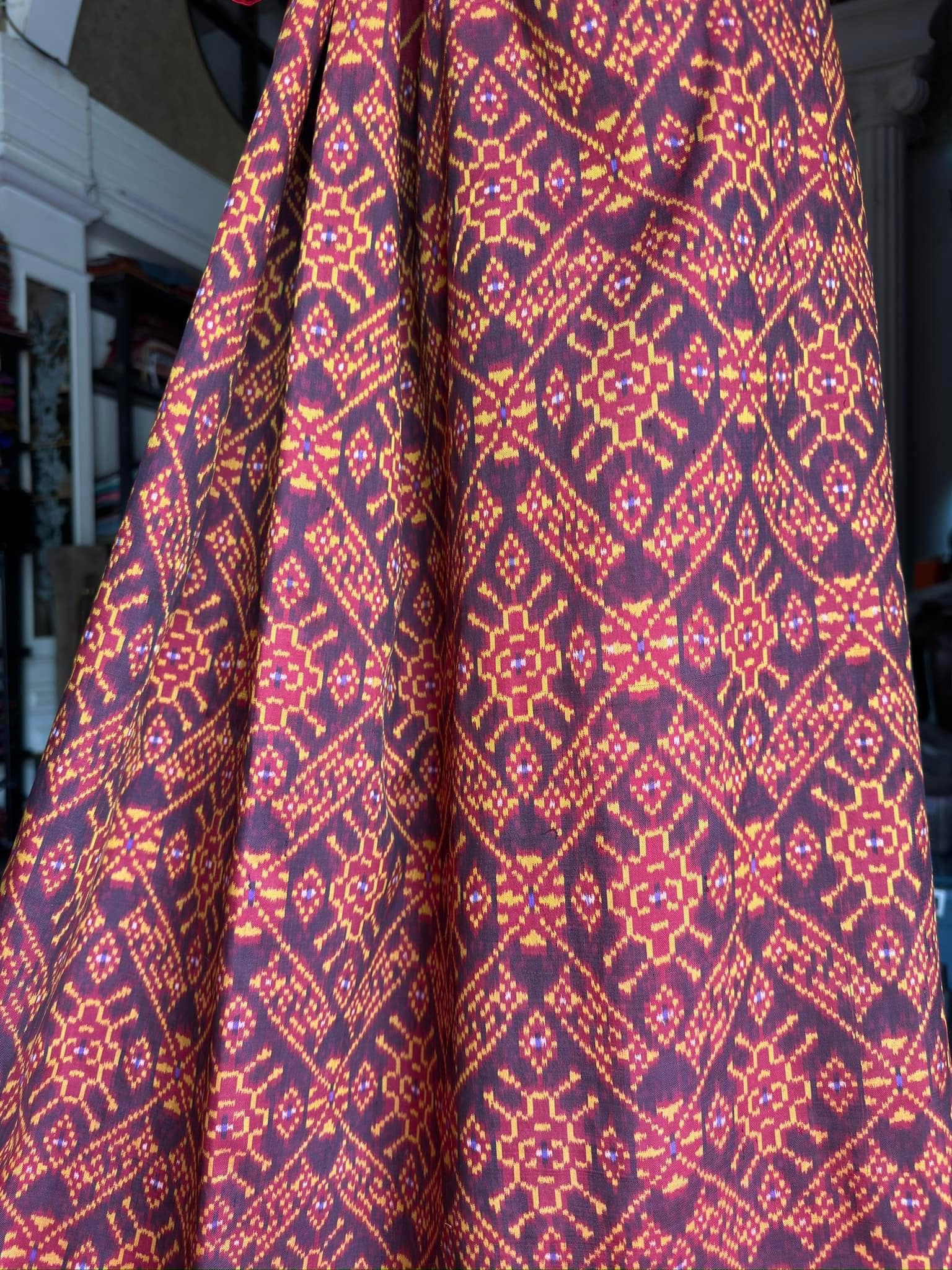 ซิ่น ไหมมัดหมี่รุ่นพิเศษ งานทอ 3ตะกอ ขนาด117x165ซม พื้นสีแดง รหัส N9-SIL-JA9