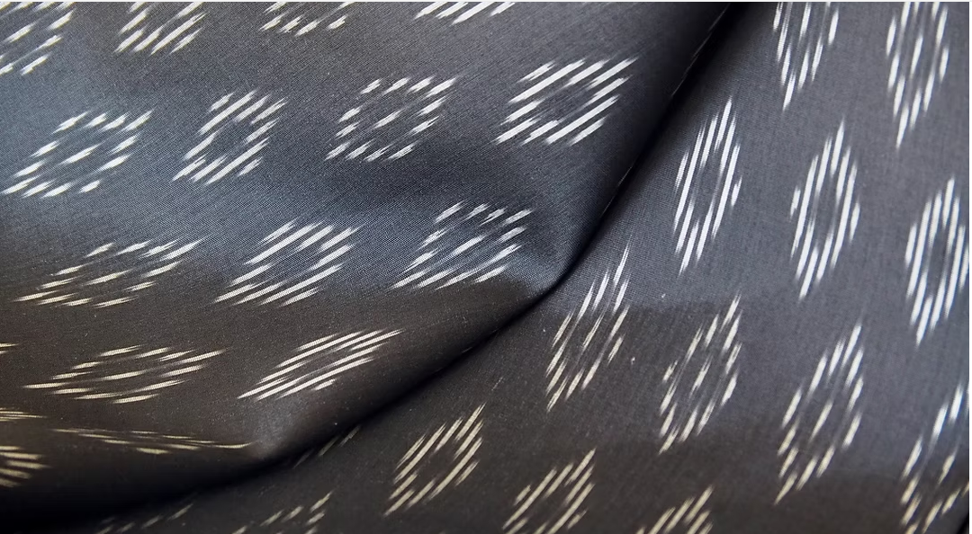 ซิ่น ผ้าไหมมัดหมี่ ไหมบ้าน ขนาด 1x2หลา พื้นสีดำเทา รหัส CISP-CT-0612682