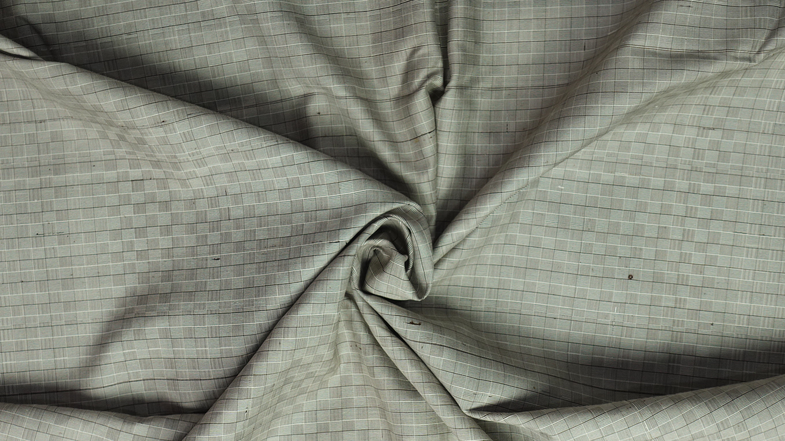 ผ้าไหมลายเกล็ดเต่า เนื้อไหมบ้าน ไหมแท้ สีเทา ขายตามความยาวหลา รหัส R1D-NY-01236807