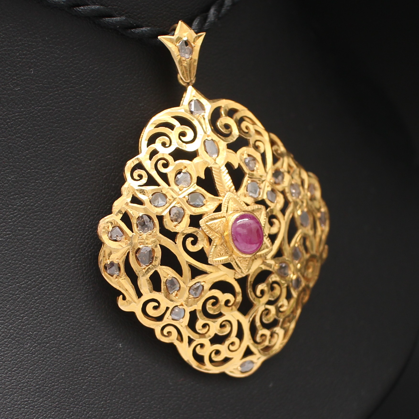 PD25098 จี้อุบะเพชรซีกฉลุลายยอดทับทิม ทองแท้ 90% นน.รวม 18.4 กรัม