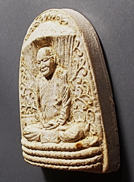 พระผงรูปเหมือนหลวงปู่แหวน วัดดอยแม่ปั๋ง พิมพ์นั่งกลดใหญ่ ปี 2517