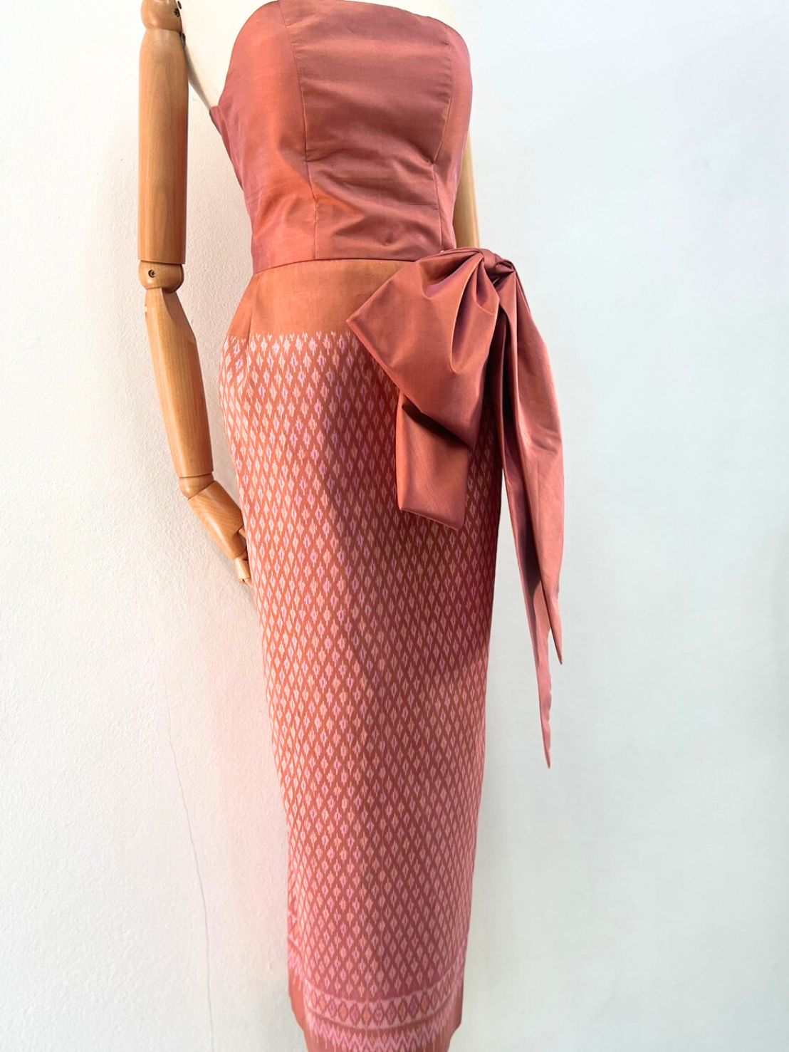 แบบตัดชุด เดรสผ้าไหม (ไม่รวมผ้า) chobmai x ARW รหัส CUT-ST-110867