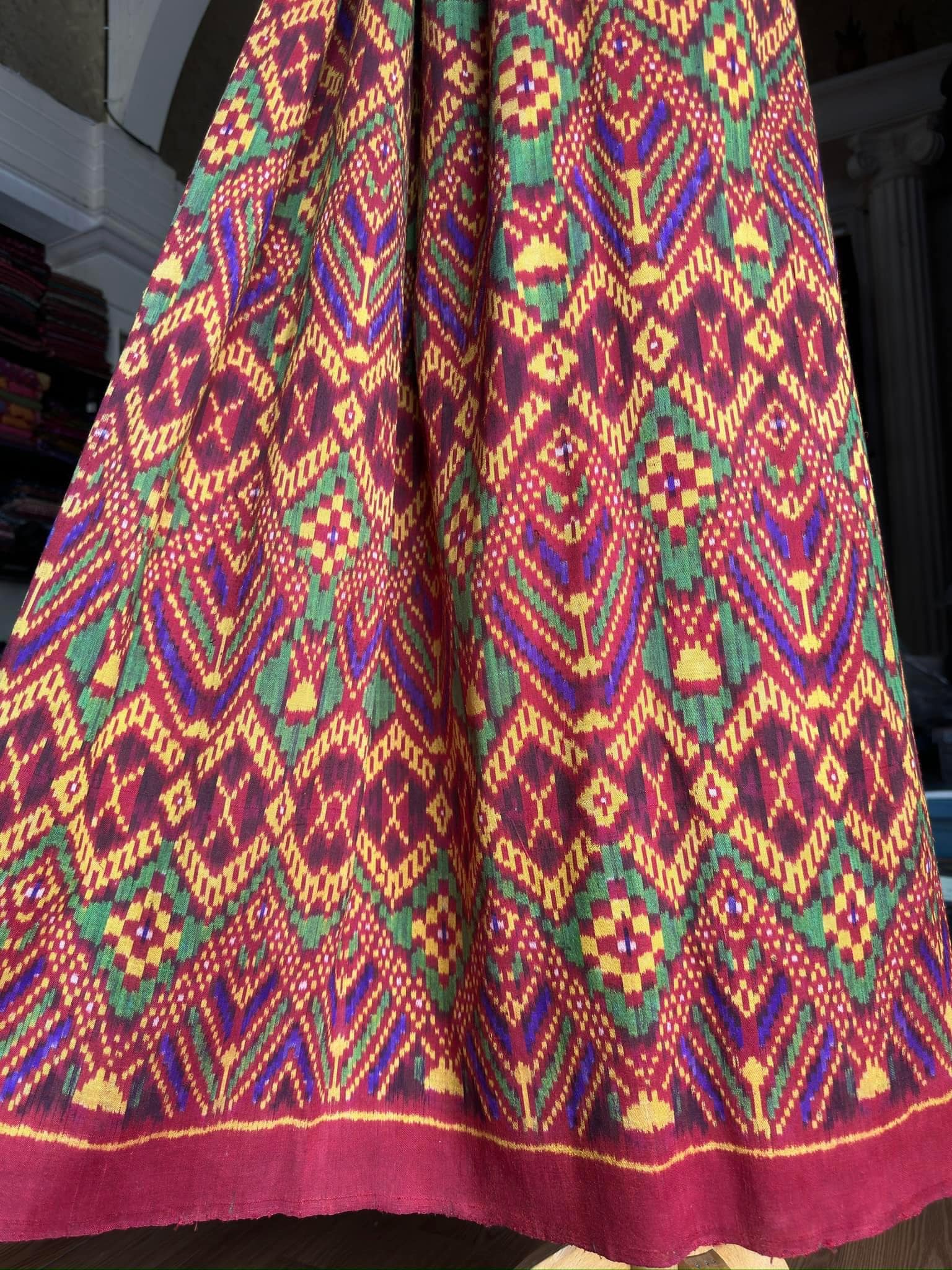 ซิ่น ไหมมัดหมี่รุ่นพิเศษ งานทอ 3ตะกอ ขนาด 118x170ซม สีน้ำเงิน รหัส N9-SIL-JA1