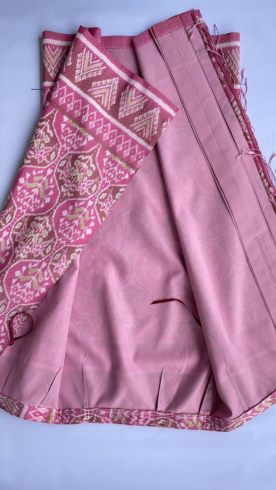 ผ้าถุงป้าย แบบเลื่อนตะขอตามไซส์ หน้านางข้าง ลายดอกไม้อินเดีย สีชมพู รหัส WM-PTS-100968141