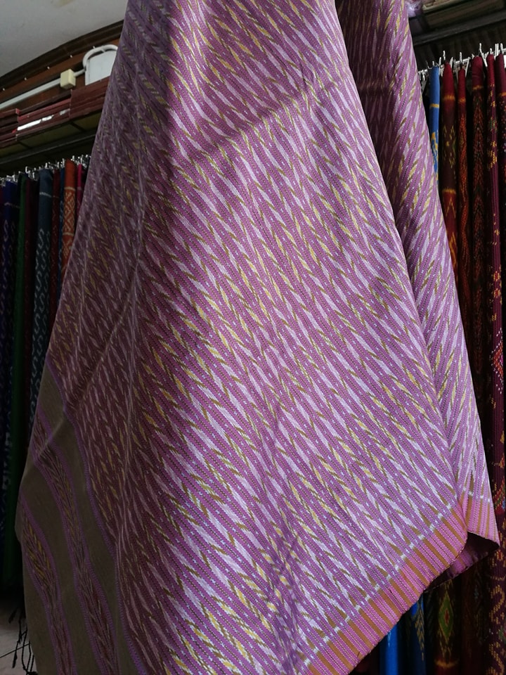 ซิ่น มัดหมี่ 3ตะกอ เจือยปักปูมชายครุย สีธรรมชาติ ขนาด 1x2เมตร ลายโฮล พื้นแดงชมพู รหัส M3P-NY0621663