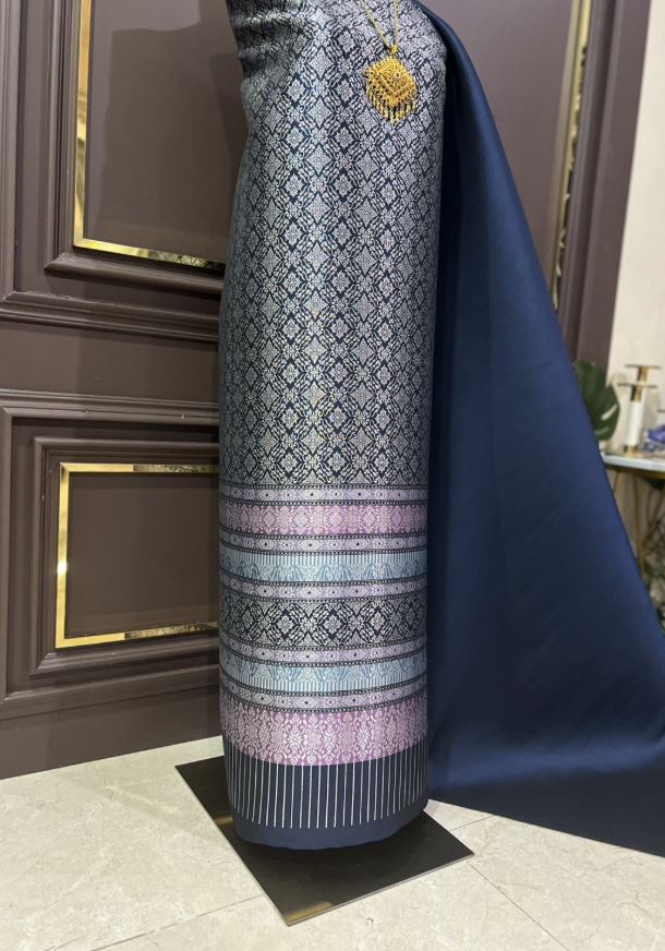 (ผ้าชุด)ผ้าไหมยกดอกลำพูน ดิ้นเงิน ขนาด 1.01x4.40เมตร ลายขวัญนารี พื้นสีกรม รหัส N90-29-TR0539