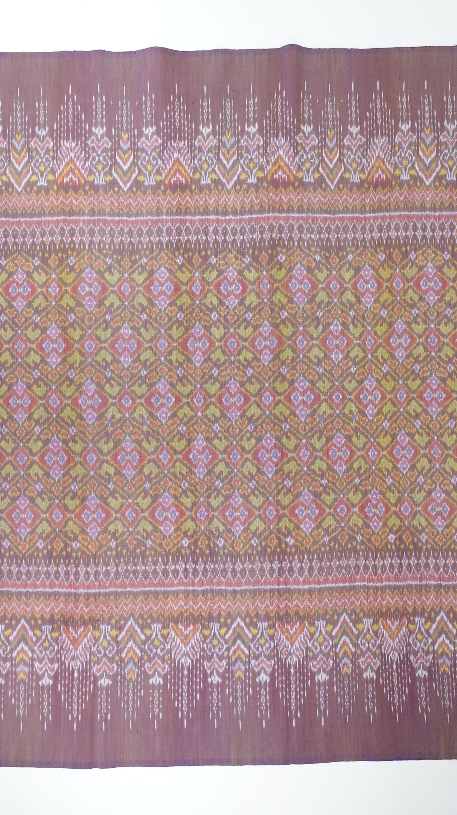 ซิ่น ผ้าไหมมัดหมี่ สีธรรมชาติ 3ตะกอ ทอเหยียบเหาะ มีหน้านาง ชายครุย ขนาด1x2เมตร ลายเต่างอย สีน้ำตาลม่วง รหัส M3P-33-0224688