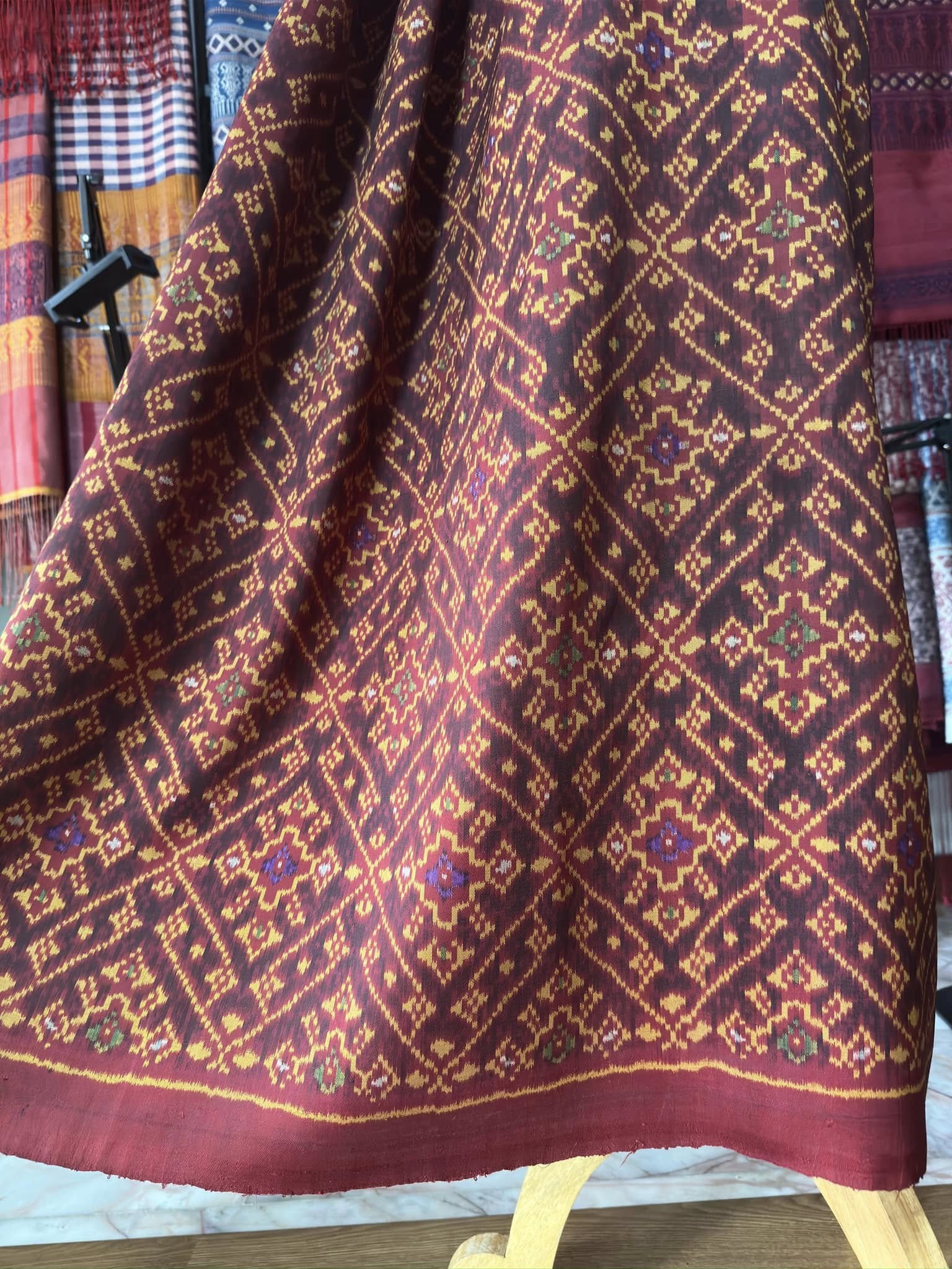 ซิ่น พระตะบอง ผ้าจามทอสามตะกอ ขนาด 118x160ซม พื้นสีแดง รหัส N9-SIL-AJ10