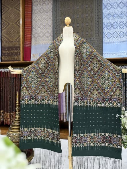 ผ้าคลุมไหล่ ไหมแพรวา ขนาด 50x 2.40ซม. พื้นสีเขียว รหัส Z-BM-1205681